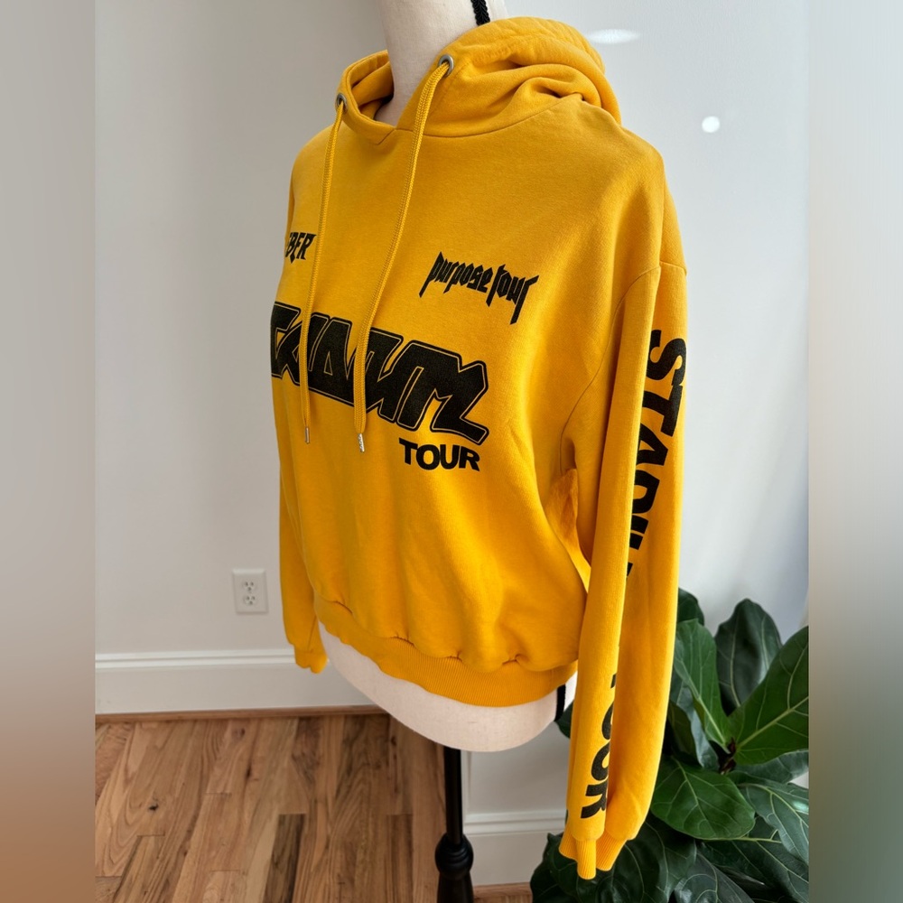 Justin Beiber women’s stadium tour cropped yellow hooded sweatshirt size large